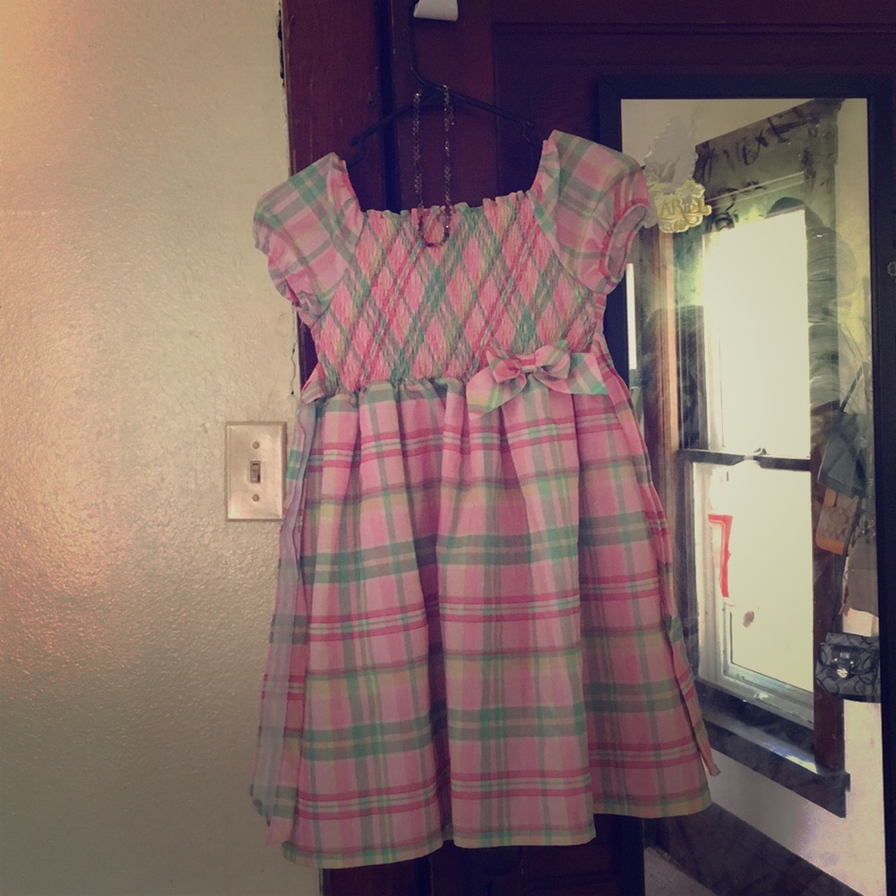 A dress and a neck less